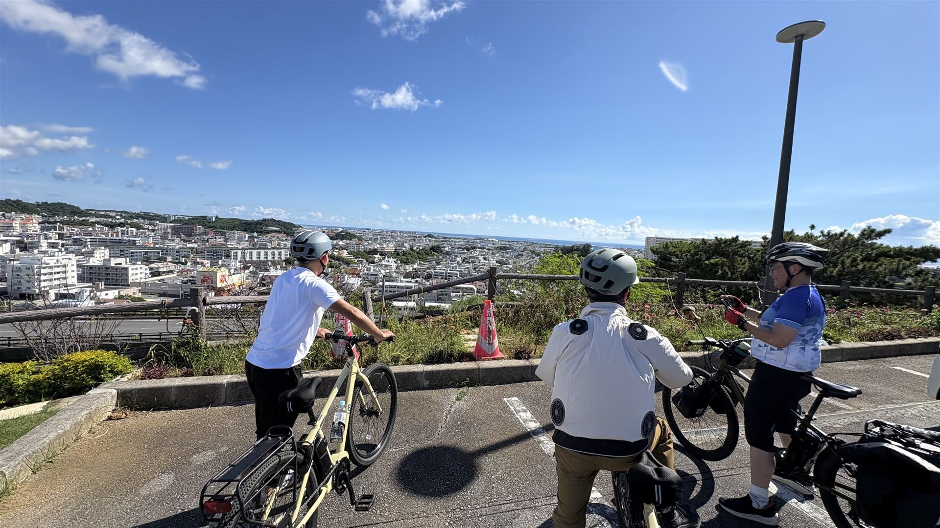 從高台俯瞰街景的自行車導覽團