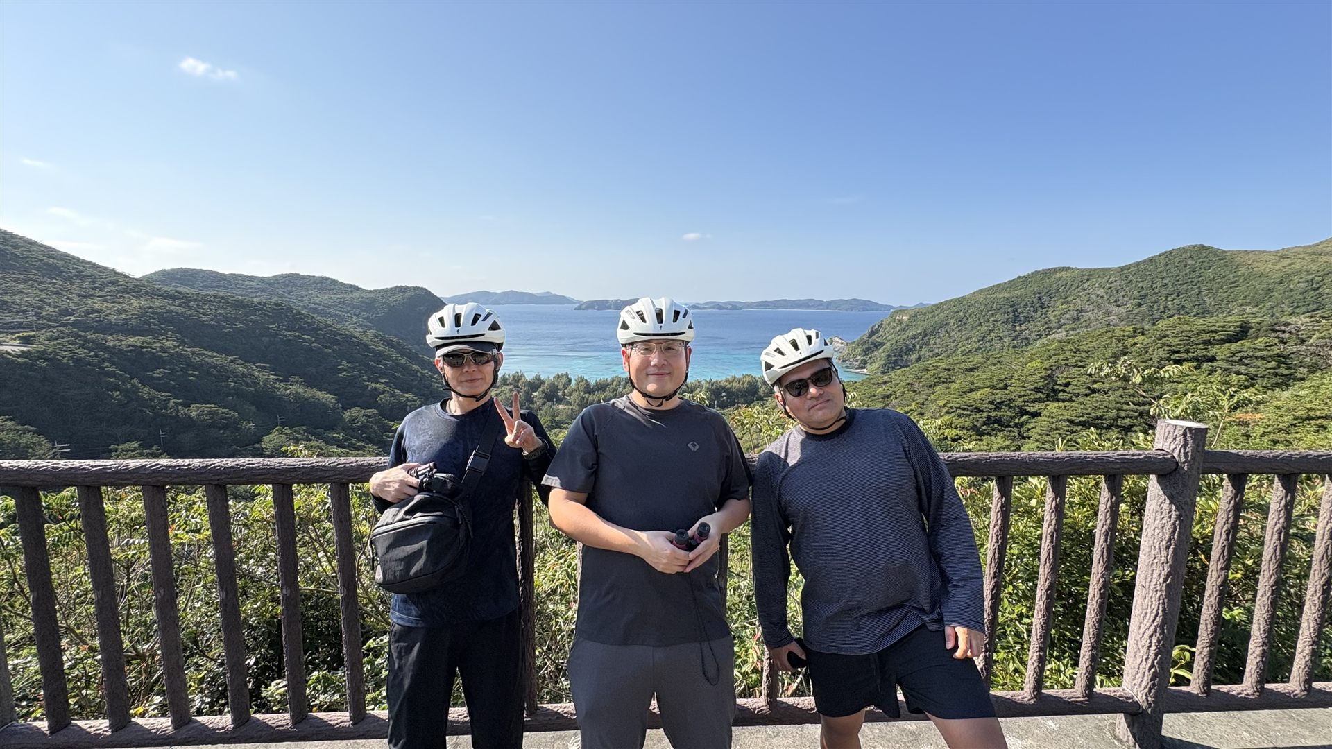 在渡嘉敷島觀景台眺望大海的參加者