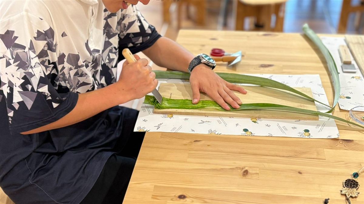 Making rope from shell ginger (getto) leaves