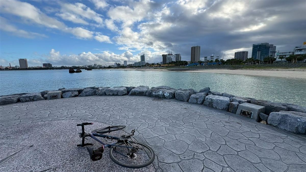 沖縄の海沿いの遊歩道と自転車
